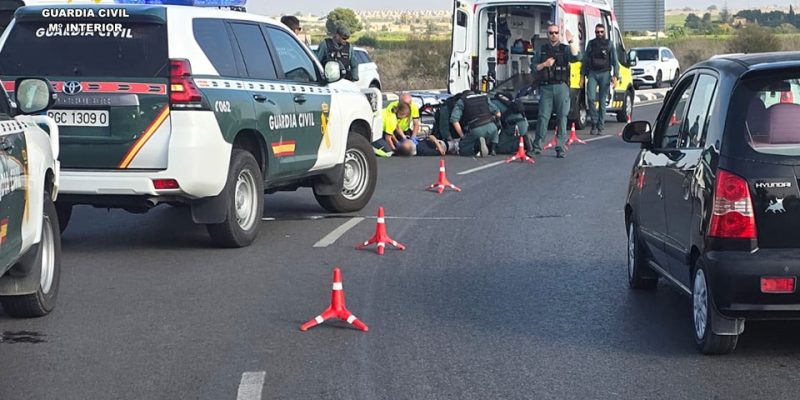 La Guardia Civil auxilia a un motorista herido en la CV-905 de Torrevieja