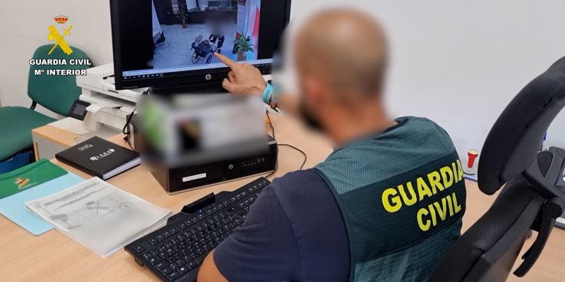 Detienen a una mujer por estafar a un anciano más de 50.000 euros en Rojales