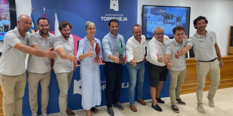 El alcalde de Torrevieja recibe a los campeones de la Copa del Rey de Vela