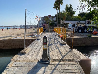 Torrevieja repara la pasarela peatonal que cruza el Canal del Acequión