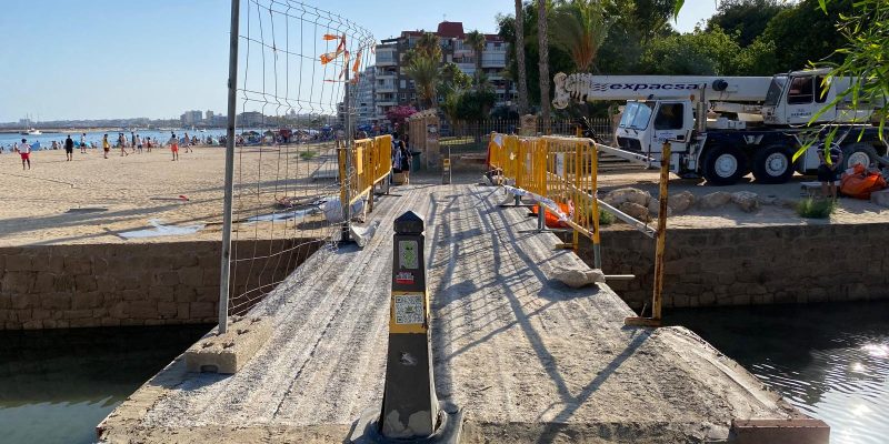 Torrevieja repara la pasarela peatonal que cruza el Canal del Acequión