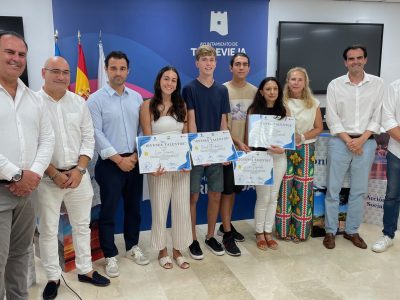 Torrevieja entrega las becas universitarias 'Talento joven' 2024-2025