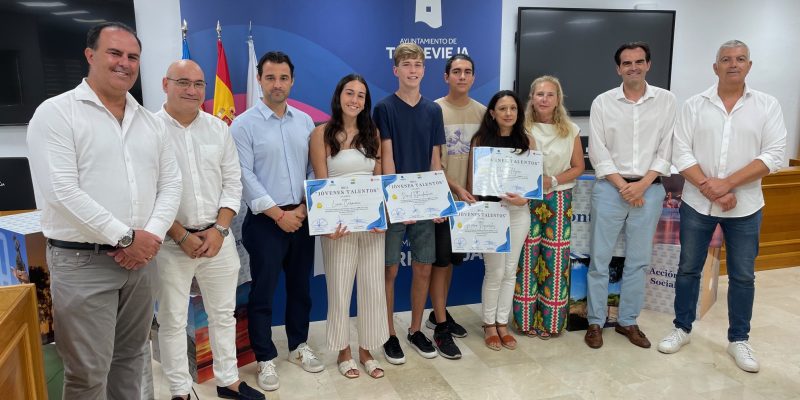 Torrevieja entrega las becas universitarias 'Talento joven' 2024-2025