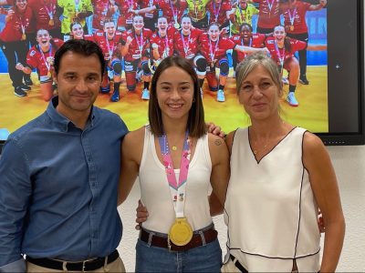 Torrevieja recibe a Udane Bernabé tras proclamarse campeona del mundo con la Selección juvenil de balonmano