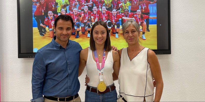 Torrevieja recibe a Udane Bernabé tras proclamarse campeona del mundo con la Selección juvenil de balonmano
