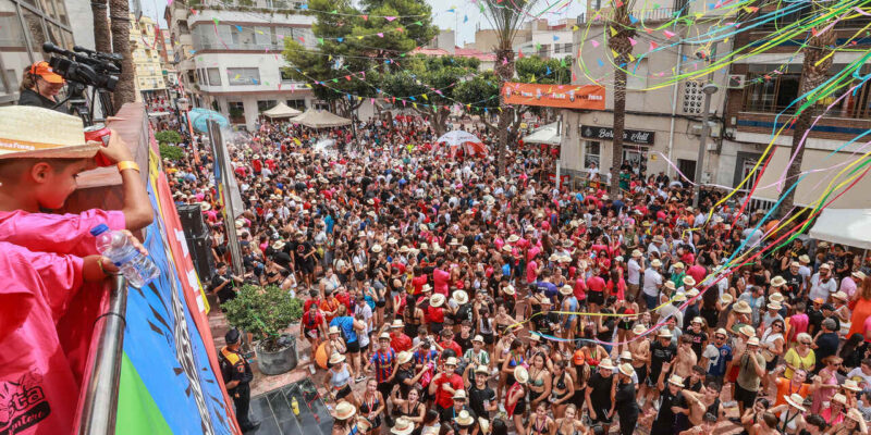 Dolores arranca las Fiestas Patronales con el Chupinazo más multitudinario