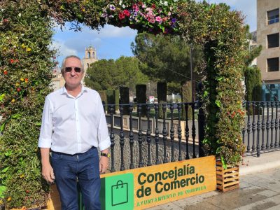 Orihuela instala elementos decorativos en zonas comerciales para atraer clientes