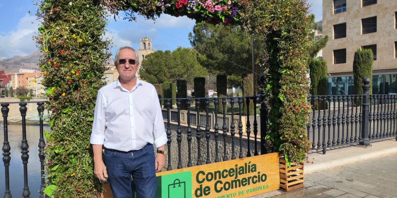 Orihuela instala elementos decorativos en zonas comerciales para atraer clientes