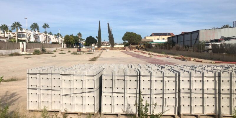 Orihuela inicia las obras de adecuación de la parcela para el colegio 20 de la costa