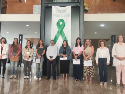 El alcalde de Orihuela, Pepe Vegara y la concejala de Sanidad, Irene Celdrán, han participado esta mañana en la lectura del manifiesto con motivo del Día Mundial de Alzheimer, que ha tenido lugar en La Lonja, a cargo de la AFA Miguel Hernández