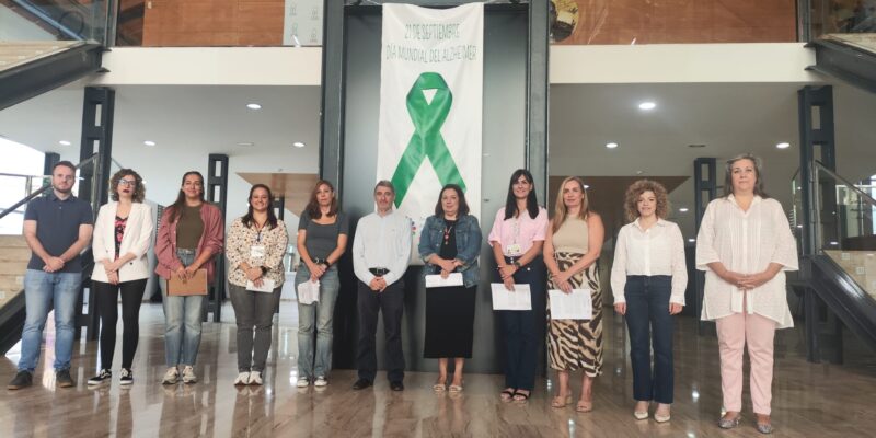 El alcalde de Orihuela, Pepe Vegara y la concejala de Sanidad, Irene Celdrán, han participado esta mañana en la lectura del manifiesto con motivo del Día Mundial de Alzheimer, que ha tenido lugar en La Lonja, a cargo de la AFA Miguel Hernández