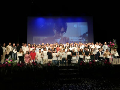 El Teatro Municipal de Torrevieja, repleto de público, ha acogido la entrega de los primeros Premios de Excelencia Académica, que otorga la concejalía de Juventud del Torrevieja con el propósito de contribuir al éxito escolar, fomentar la calidad de la enseñanza y valorar y recompensar el esfuerzo escolar de los alumnos