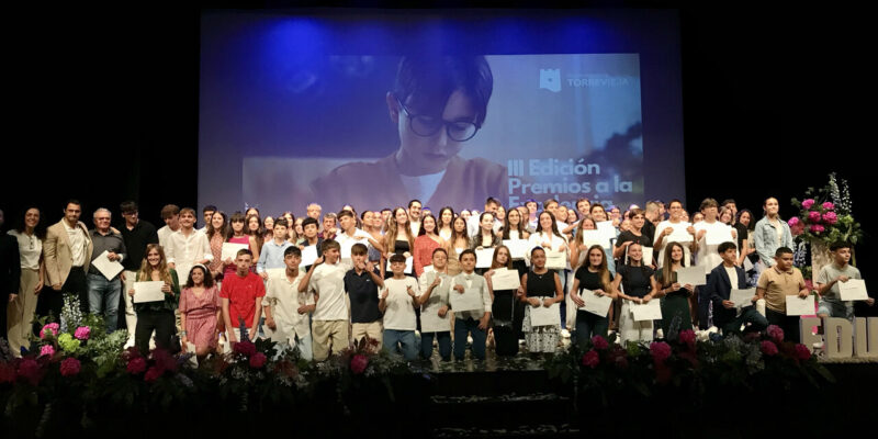 El Teatro Municipal de Torrevieja, repleto de público, ha acogido la entrega de los primeros Premios de Excelencia Académica, que otorga la concejalía de Juventud del Torrevieja con el propósito de contribuir al éxito escolar, fomentar la calidad de la enseñanza y valorar y recompensar el esfuerzo escolar de los alumnos