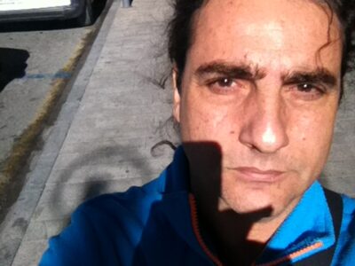 A dios rogando y con el mazo dando