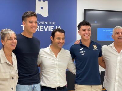 El Ayuntamiento de Torrevieja recibe a los remeros Marco Liarte y Ander Martín