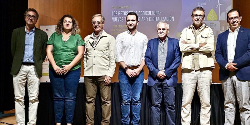 Pablo Melgarejo imparate una interesante conferencia en La Lonja de Orihuela