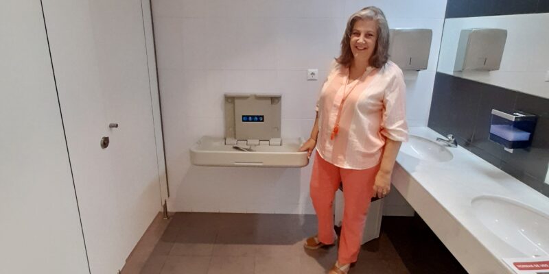 Orihuela instala cambiadores de bebés en los edificios públicos