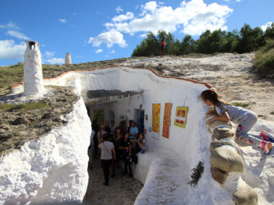 El barrio de cuevas rehabilitado del Rodeo acoge este próximo domingo 6 de octubre una nueva edición del encuentro de Arte y Artesanía organizado por la concejalía de Cultura y la asociación artístico-artesanal Cuevas del Rodeo