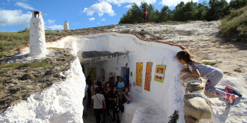 El barrio de cuevas rehabilitado del Rodeo acoge este próximo domingo 6 de octubre una nueva edición del encuentro de Arte y Artesanía organizado por la concejalía de Cultura y la asociación artístico-artesanal Cuevas del Rodeo