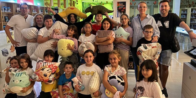 Un total de 15 niños de Bigastro disfrutan de "Una noche en la biblioteca"