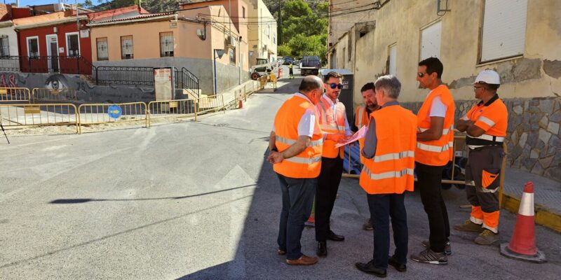 Orihuela renueva la red de agua potable en el barrio de San Isidro