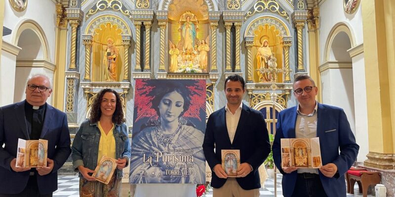 Torrevieja presenta el cartel anunciador de las Fiestas Patronales 2024 en honor a La Purísima. El cartel se centra en un plano medio de la imagen de La Purísima, teñido completamente en azul marino, sobre el que destaca en rosa la aureola de la Coronación Canónica