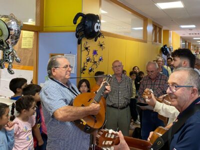 Lor Auroros visitan el Colegio San José de Calasanz de Bigastro