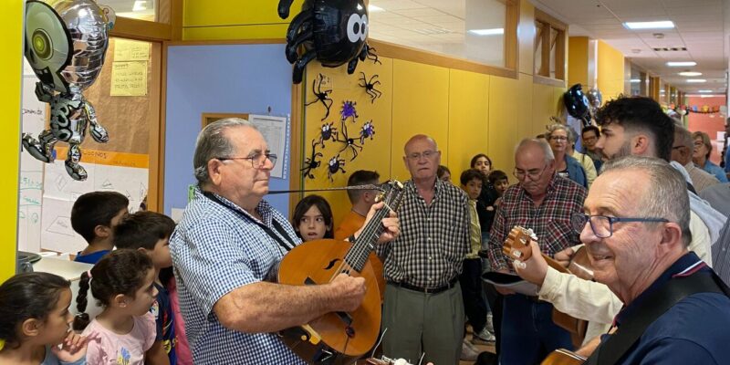 Lor Auroros visitan el Colegio San José de Calasanz de Bigastro