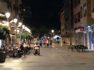 El Ayuntamiento de Almoradí, a través de la concejalía de Alumbrado dirigida por Miguel Monge y dentro del proyecto de la obra “Almoradí Corazón Comercial de la Vega Baja”, ha llevado a cabo la instalación de 492 nuevas luminarias en 42 calles del centro de la localidad y varias Plazas, como la de la Constitución o la Libertad