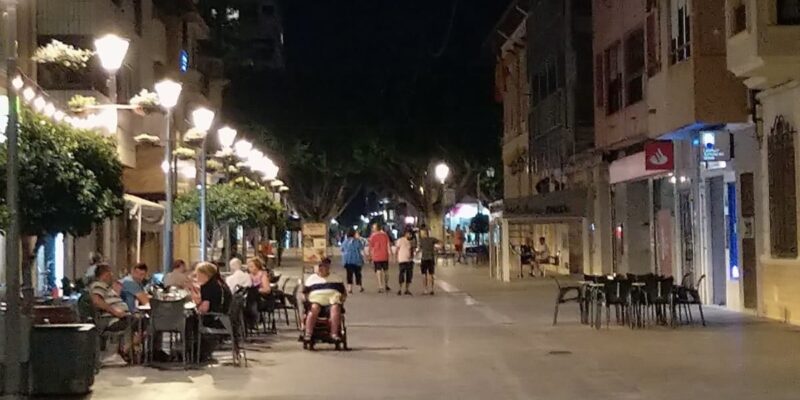 El Ayuntamiento de Almoradí, a través de la concejalía de Alumbrado dirigida por Miguel Monge y dentro del proyecto de la obra “Almoradí Corazón Comercial de la Vega Baja”, ha llevado a cabo la instalación de 492 nuevas luminarias en 42 calles del centro de la localidad y varias Plazas, como la de la Constitución o la Libertad