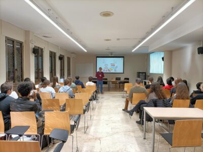 La Concejalía de Eficiencia Energética y Cambio Climático del Ayuntamiento de Guardamar del Segura ha celebrado hoy en Casa de Cultura las primeras Jornadas de Difusión de la Agenda 2030, a la charla han asistido entre otros alumnos de 4ª de ESO del IES Les Dunes, así como ciudadanos en general