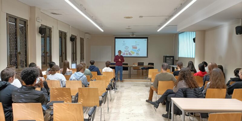 La Concejalía de Eficiencia Energética y Cambio Climático del Ayuntamiento de Guardamar del Segura ha celebrado hoy en Casa de Cultura las primeras Jornadas de Difusión de la Agenda 2030, a la charla han asistido entre otros alumnos de 4ª de ESO del IES Les Dunes, así como ciudadanos en general