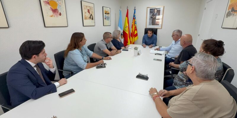 El alcalde de Torrevieja informa a los vecinos de la zona del Puerto de todas las actuaciones
