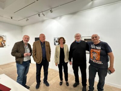 La sala de Exposiciones del Ayuntamiento de Almoradí recibe una nueva exposición colectiva en la que casi treinta artistas ponen en valor sus pinturas y esculturas bajo el título “REBUS”.