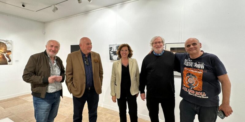 La sala de Exposiciones del Ayuntamiento de Almoradí recibe una nueva exposición colectiva en la que casi treinta artistas ponen en valor sus pinturas y esculturas bajo el título “REBUS”.