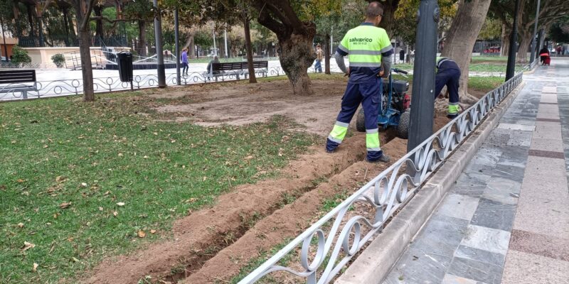 Orihuela inicia la remodelación de la red secundaria de riego en la Glorieta Gabriel Miró