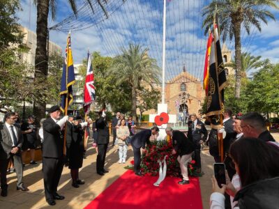 La colonia británica de Torrevieja conmemora el Día de la Amapola "Poppy Day"