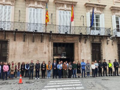 Orihuela guarda un minuto de silencio en recuerdo de la menor asesinada en la costa
