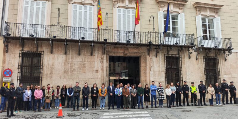 Orihuela guarda un minuto de silencio en recuerdo de la menor asesinada en la costa