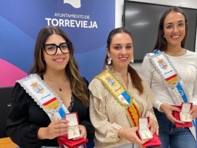 Nuría Martí, Ana Vidal e Inés Martínez, reciben los distintivos de la Corte Salinera de Torrevieja