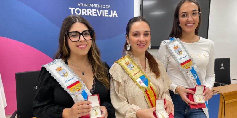 Nuría Martí, Ana Vidal e Inés Martínez, reciben los distintivos de la Corte Salinera de Torrevieja