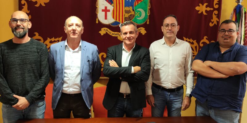 Enrique Riquelme presenta a los miembros de su junta de Moros y Cristianos de Orihuela