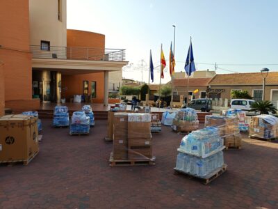 Lo Montesinos envía más de 25 palets de material a Valencia y fleta autobuses de voluntarios