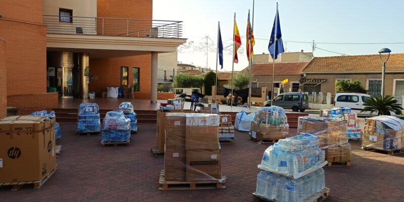 Lo Montesinos envía más de 25 palets de material a Valencia y fleta autobuses de voluntarios