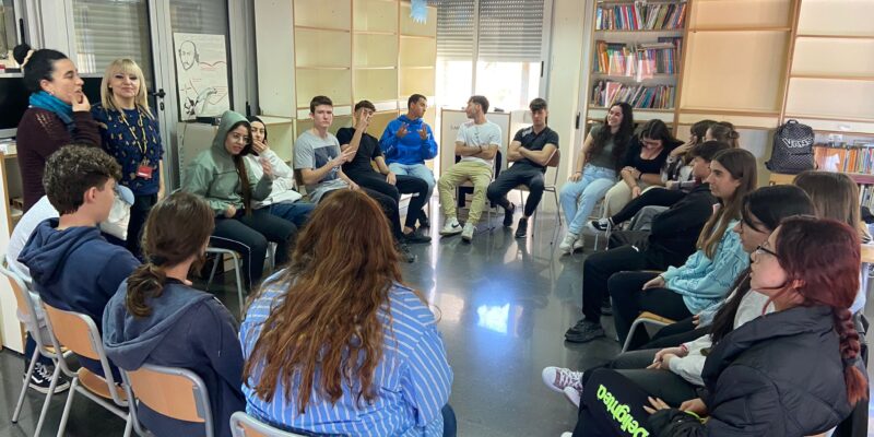 Mancomunidad Bajo Segura apuesta por la juventud con los programas de Bienestar Emocional y Corresponsales que buscan impulsar el desarrollo personal y la participación de jóvenes de 12 a 30 años en los institutos de los municipios mancomunados
