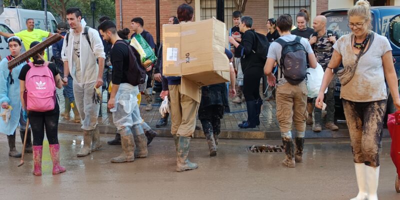 Más de cien voluntarios de Los Montesinos se vuelcan ayudando a Aldaia