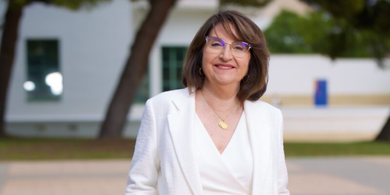 La candidata a rectora de la UA pide el voto para fortalecer los lazos con la Vega Baja