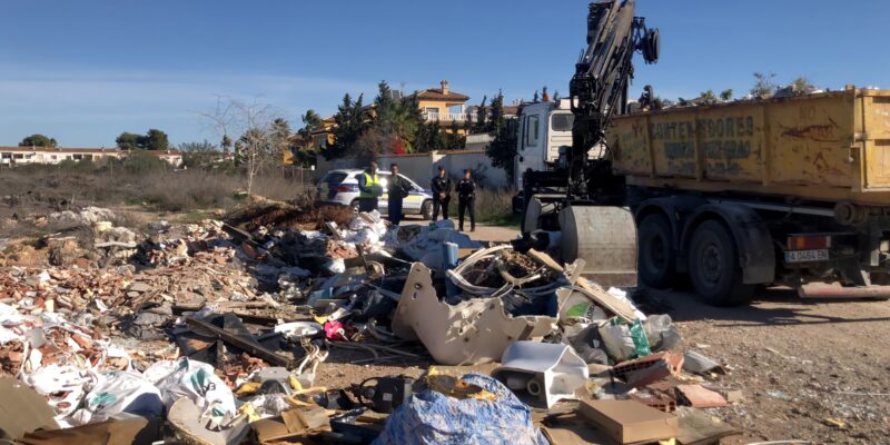 Comienza en la costa de Orihuela el plan de choque coordinado para luchar contra los vertederos ilegales en todo el término municipal, puesto en marcha por la concejalía de Medio Ambiente en colaboración con la de Limpieza Viaria y RSU y la de Seguridad Ciudadana con el apoyo de la Policía Local
