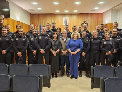 El alcalde de Orihuela, Pepe Vegara, ha recibido a los 28 agentes de Policía Local que se incorporan a la plantilla como funcionarios de carrera, tras el proceso de estabilización