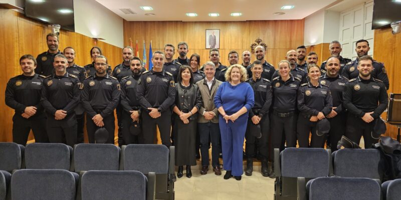 El alcalde de Orihuela, Pepe Vegara, ha recibido a los 28 agentes de Policía Local que se incorporan a la plantilla como funcionarios de carrera, tras el proceso de estabilización